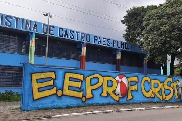 Três crianças continuam internadas após comerem bolo em escola de SP
