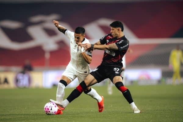 Athletico-PR e Atlético-MG empatam em 2 x 2 com gols nos acréscimos no Brasileirão