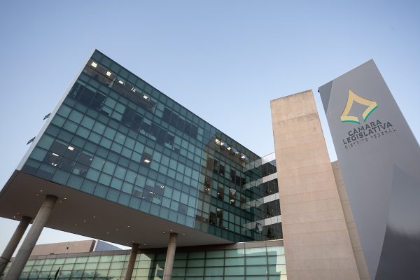 Patrimônios de Deputados Distritais no DF Variam de “Zero” a R$ 13 Milhões