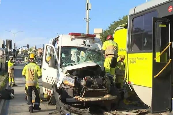 Acidente Entre Ônibus e Ambulância em BH Deixa Três Feridos, Motorista Preso às Ferragens