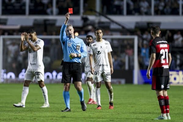 VAR no Brasileirão: Revisão de quase 10 minutos em Santos x Flamengo estabelece novo recorde