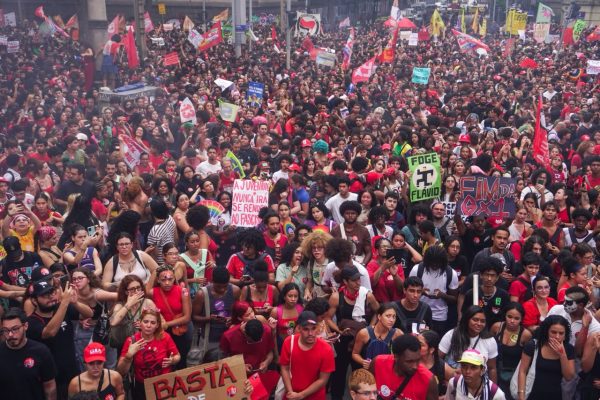 UNE mobiliza estudantes para garantir votos para Lula no segundo turno