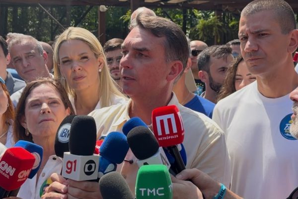 Flávio Bolsonaro descarta privatização da Petrobras e critica rumores do PT