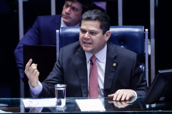Davi Alcolumbre agenda votação da PEC do fim da escala 6×1 para 14 de outubro