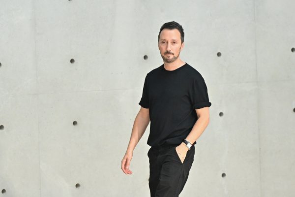Anthony Vaccarello deixa Saint Laurent após uma década de legado na grife