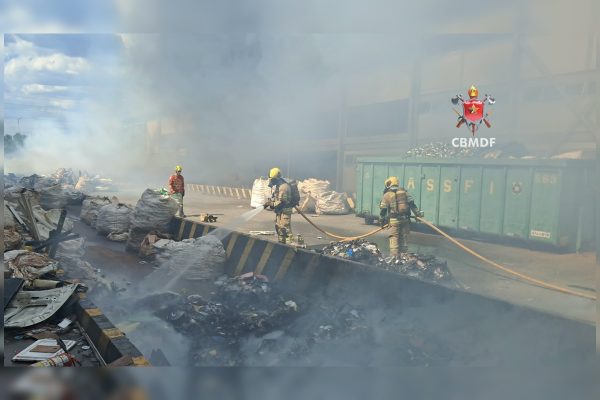 Incêndio de grandes proporções atinge galpão de recicláveis na Cidade do Automóvel, DF