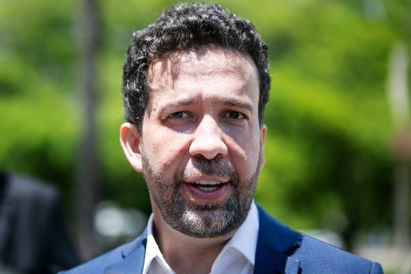 André Janones defende Ana Elisa e critica esquerda após ameaças