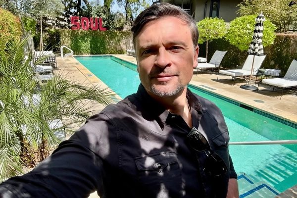 Tom Welling, astro de Smallville, viraliza ao deixar vazar nude em Nova York