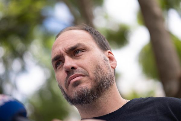 Carlos Bolsonaro afirma que Jair Bolsonaro está “feliz com o que está acontecendo no Brasil”