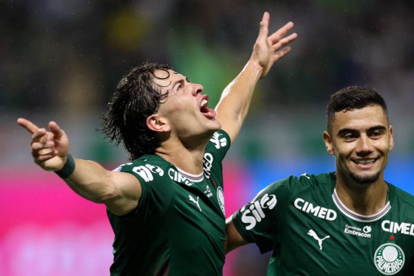 Palmeiras derrota Corinthians por 4 x 1 e continua na perseguição pela liderança do Brasileirão