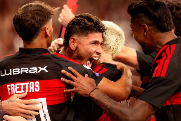 Flamengo supera Fluminense no Maracanã e mantém liderança no Brasileirão