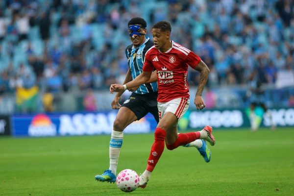 Grêmio e Internacional empatam clássico e permanecem no Z4 do Brasileirão