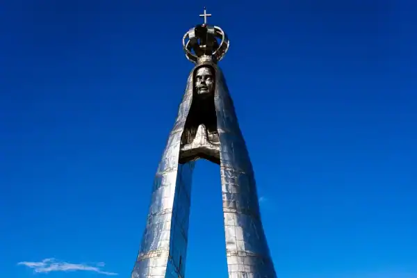 Imagem de Nossa Senhora Aparecida em Aparecida do Norte supera Cristo Redentor