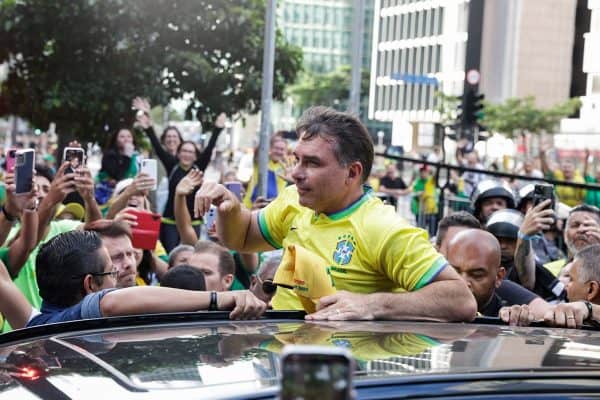 Flávio Bolsonaro convoca ato na Av. Paulista após evento de Lula com 1 milhão de apoiadores