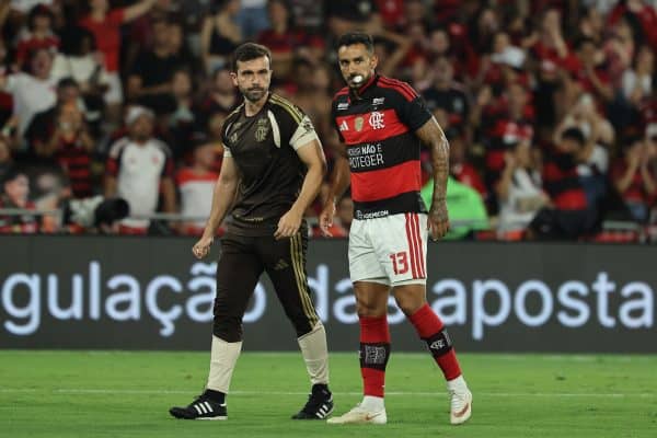 Danilo fratura mandíbula em jogo do Flamengo e será operado