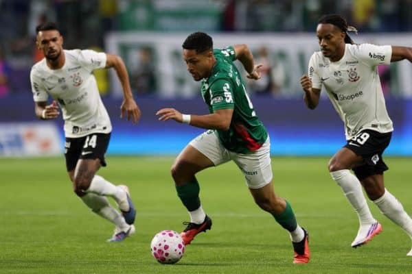 Goleada do Palmeiras sobre o Corinthians e triunfo do Flamengo no Brasileirão