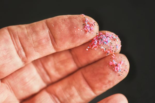 Consumidores evitam tecidos sintéticos por preocupação com saúde e microplásticos