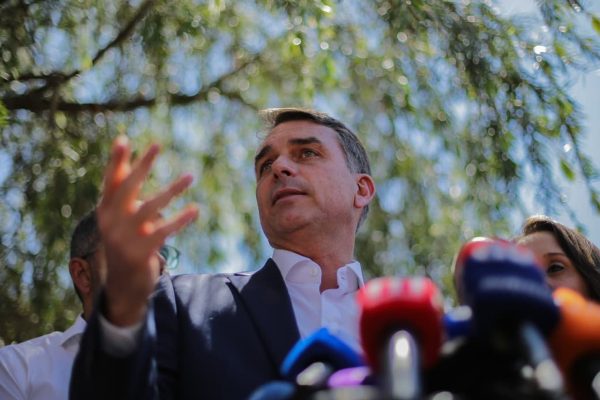 TSE investiga propaganda de Flávio Bolsonaro sem som, distribuída pela EBC