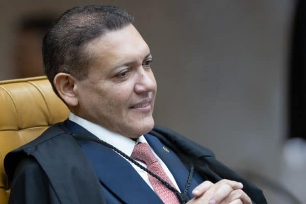 Ministro Nunes Marques impede distribuição de jornal sindical por pedido de Flávio