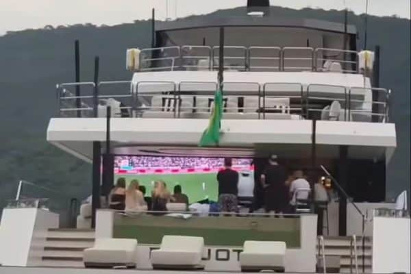 Neymar assiste derrota do Santos para Atlético-MG em iate de luxo