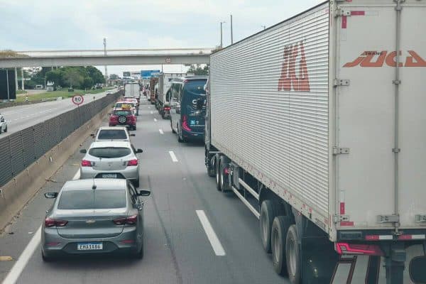 Rodovias de SP enfrentam tráfego intenso devido ao feriadão e retorno de Aparecida