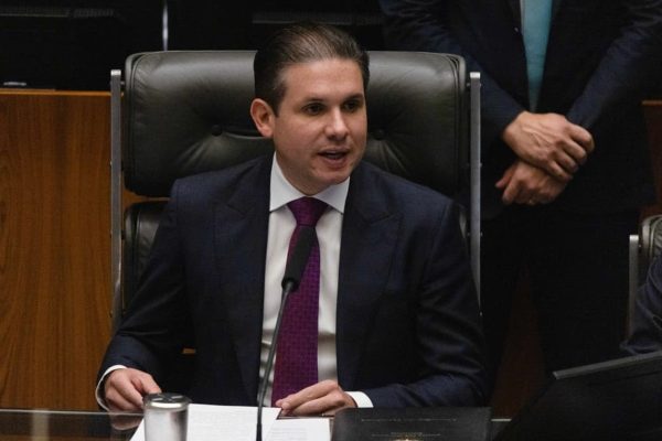 Dirigentes partidários pressionam Hugo Motta por projeto de voto distrital
