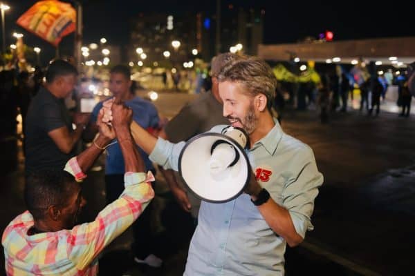 Leandro Grass usa megafone na Rodoviária para conquistar votos no DF