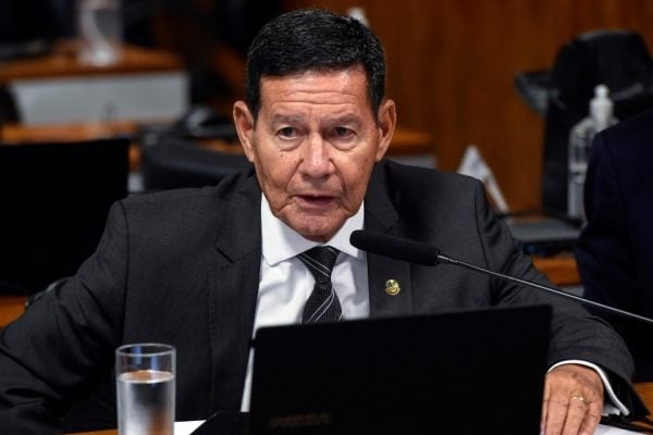 Hamilton Mourão é o único senador a votar contra a PEC do fim da escala 6×1