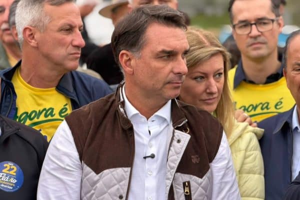 Flávio Bolsonaro apoia fim da escala 6×1, mas campanha considera revisar regras
