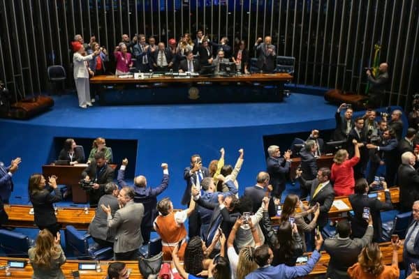 Senado aprova PEC que encerra escala 6×1 e reduz jornada semanal para 40 horas