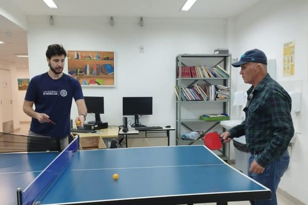 Hospital da UFJF realiza estudo com tênis de mesa para pacientes com Parkinson