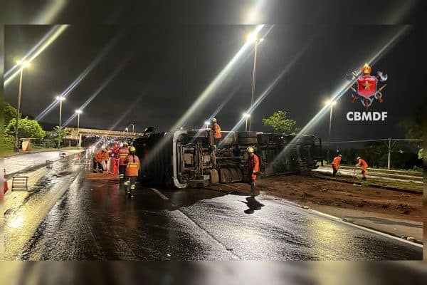 Carreta tomba e bloqueia trânsito na Epia Sul, sentido Gama, nesta quinta-feira
