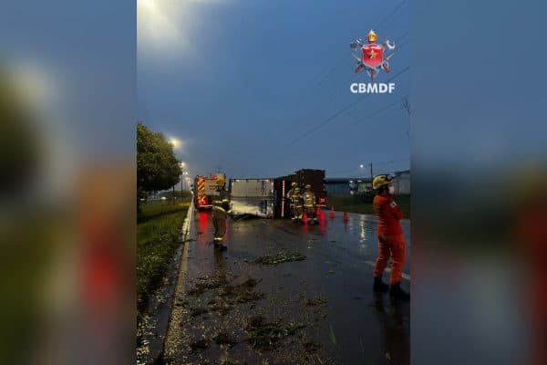 Caminhão tomba na BR-060 e bloqueia tráfego entre Recanto e Samambaia