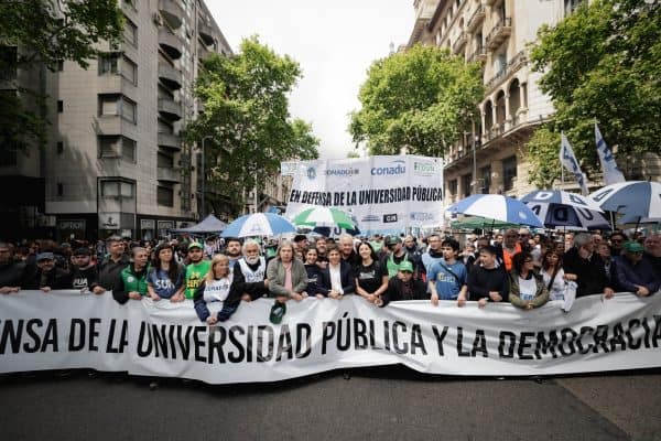 Protesto contra cortes de Milei em universidades argentinas termina em confronto