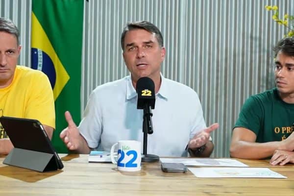 Flávio Bolsonaro defende redução da maioridade penal e critica proposta do PT