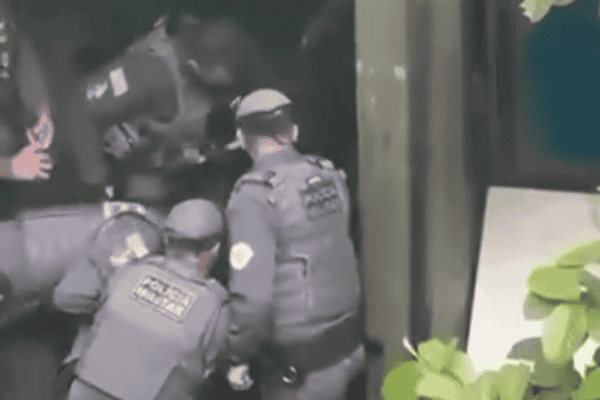 Policiais Militares são flagrados agredindo homem em São Paulo