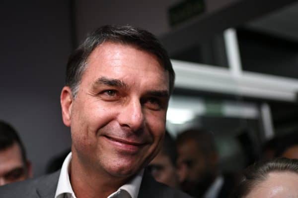 TSE dá 24 horas para Meta investigar perfis suspeitos de apoiar Flávio Bolsonaro