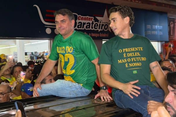 Flávio Bolsonaro promete seguir projeto de Jair em Capelinha, MG