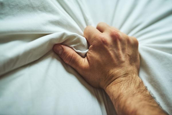 Masturbação com mão não dominante não impacta significativamente o cérebro, diz ciência