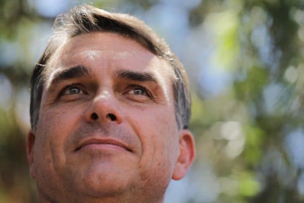 Justiça da Bahia impede entrega de título de cidadão a Flávio Bolsonaro após abaixo-assinado