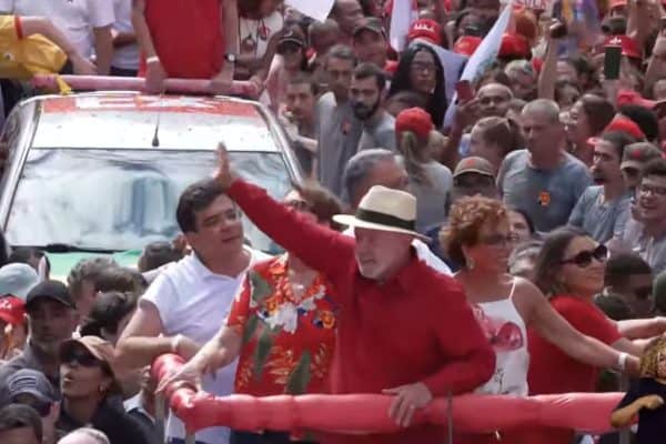 Lula destaca conquistas trabalhistas em Juiz de Fora e critica Flávio Bolsonaro