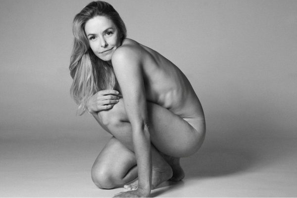 Bianca Rinaldi celebra 52 anos com foto nua e reflexão nas redes sociais