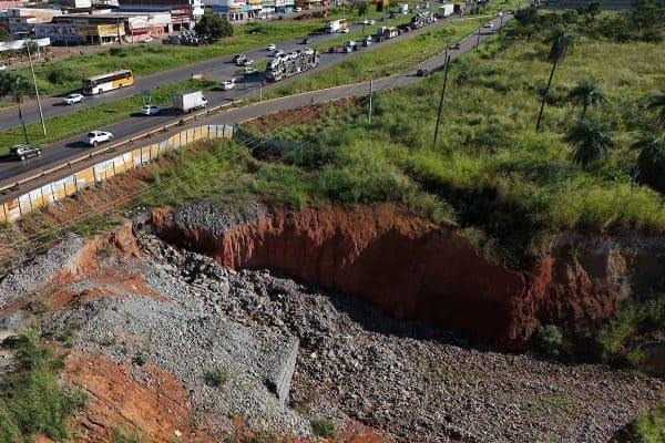 Dnit fecha marginal da BR-040 em Valparaíso devido a voçoroca gigante