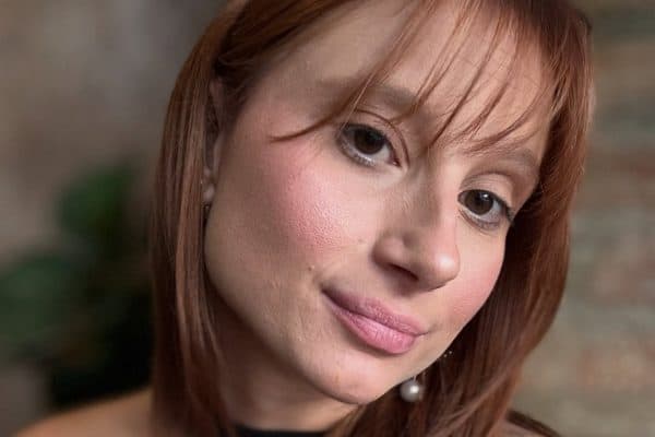 Atriz Gabi Dallacostah é internada na UTI durante tratamento contra câncer