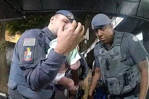 Bebê de 2 meses é salvo por PMs após engasgar com leite na zona norte de SP