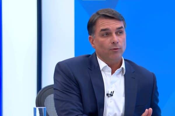 Flávio Bolsonaro afirma que saída de Lula seria o maior ajuste fiscal para o Brasil
