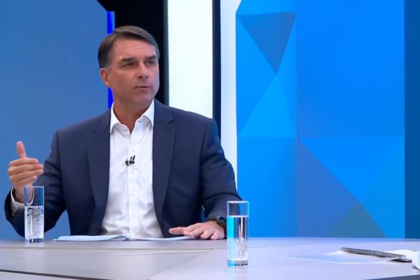 Flávio Bolsonaro promete corte de 10 ministérios para economizar R$ 200 bilhões