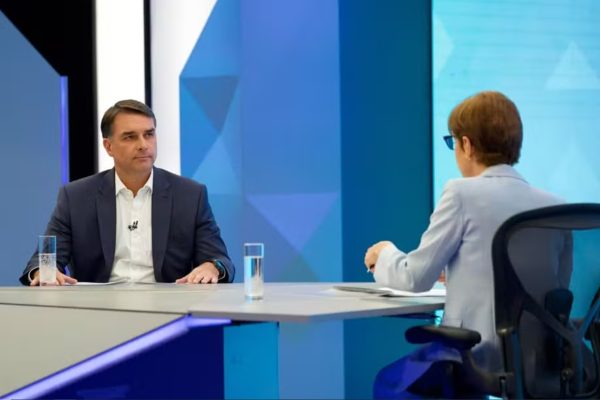 Renata Lo Prete contesta Flávio sobre Caso Master: “Não confirmado pela PF”