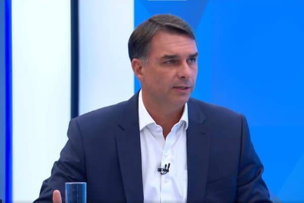 Flávio Bolsonaro usa relógio de Jair Bolsonaro em sabatina do Jornal Nacional
