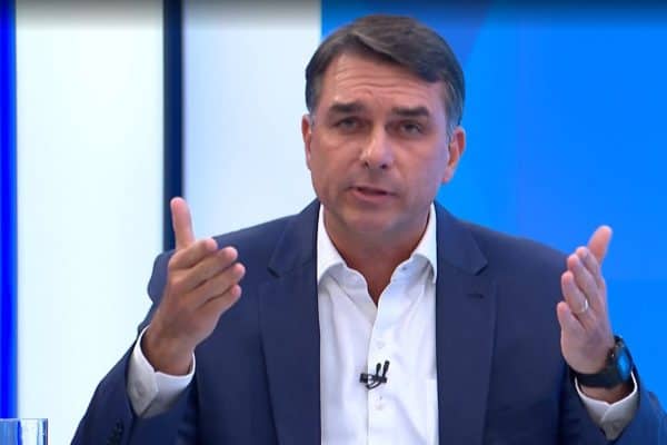 Flávio Bolsonaro evita comentar Nunes Marques e critica Alexandre de Moraes por “perseguir adversários”